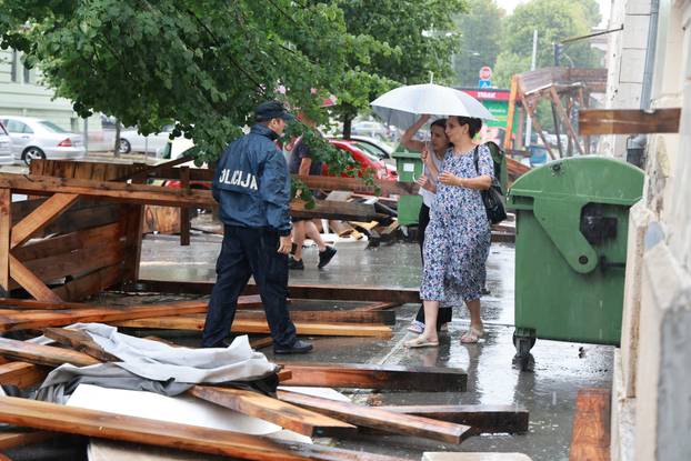 Osijek: Jak vjetar srušio drvenu skelu