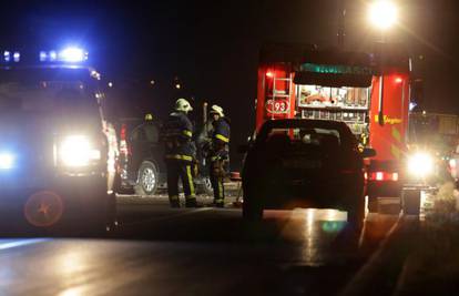 Vozač poginuo, putnica (16) i vozač drugog auta ozlijeđeni