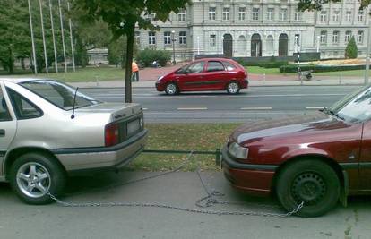 Na nogostupu parkirali aute pa ih zavezali lancem