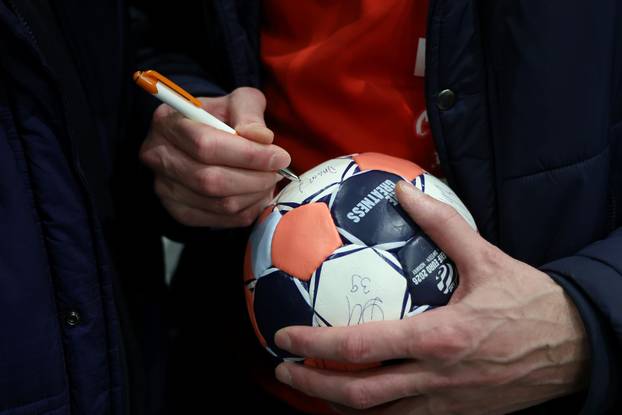 Billund: Rukometasi Hrvatske družili se s navijačima u zračnoj luci prije odlaska u Hrvatsku