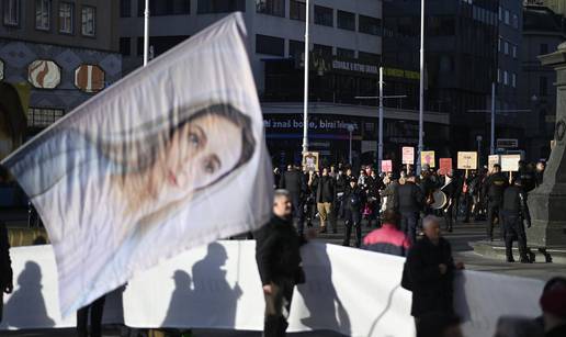 VIDEO Molitelji i prosvjednici u Zagrebu se nadglasavaju, dio Trga je 'samo za muškarce'