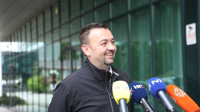 

Zagreb: Marijan Pavliček dao izjavu za medije uoči pregovora Mosta i Domovinskog pokreta