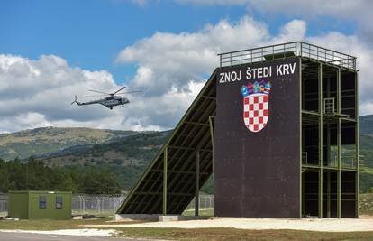 Civili pokušali autom probiti blokadu na vojarni u Udbini: Vojnik skočio da izbjegne udar!