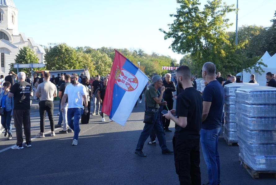 Beograd: Brojni građani došli odati počast ratnom zločincu Ratku Mladiću
