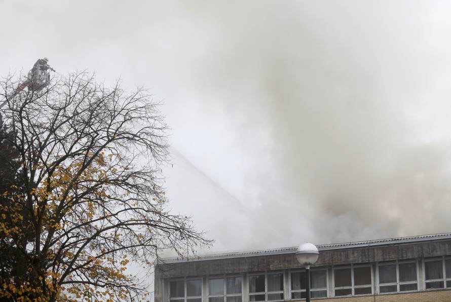 VIDEO Osnovna škola u Zagrebu gorjela više od dva sata, jedan vatrogasac je lakše ozlijeđen