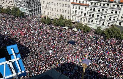 Deseci tisuća prosvjedovali u Pragu zbog visokih cijena struje i plina: Uništava gospodarstvo!