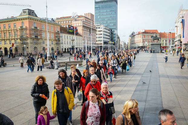 Zagreb: GraÄani u koloni Äekaju organizirani prijevoz do groblja Mirogoj