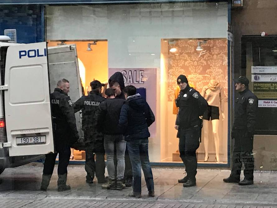 Muškarci se potukli kod kafića, policija ih okružila te privela