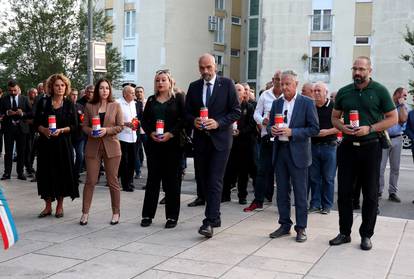 FOTO Bakljadom na šibenskom mostu odali počast poginulim braniteljima u Rujanskom ratu