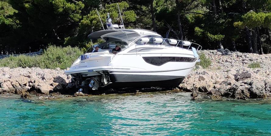 Jahta duga 11 metara cijela se nasukala na Krku: 'To izgleda nadrealno, potpuno na suhom'