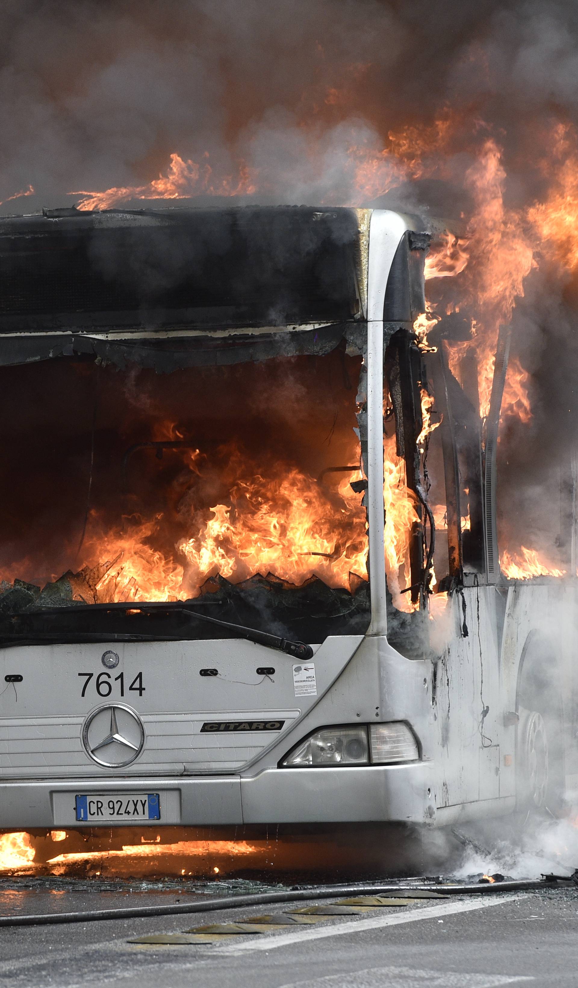 Rome, ATAC bus explodes in Via del Tritone