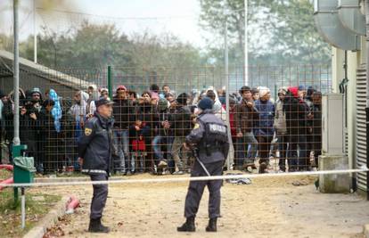 U kampu Brežice izbjeglicama su bacali hranu preko ograde?