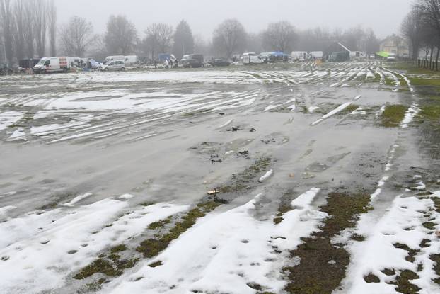 Koprivnica: Zimski uvjeti smanjili broj prodavača na koprivničkom buvljaku