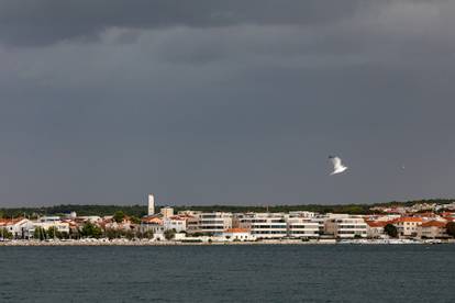 FOTO Kad Boris ugasi svjetlo:  Ovo je Zadar u podne. Čini se kao da je večer. Turisti u šoku