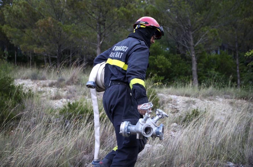Kanader pomaže u gašenju, u Makarsku stiže i 150 vojnika