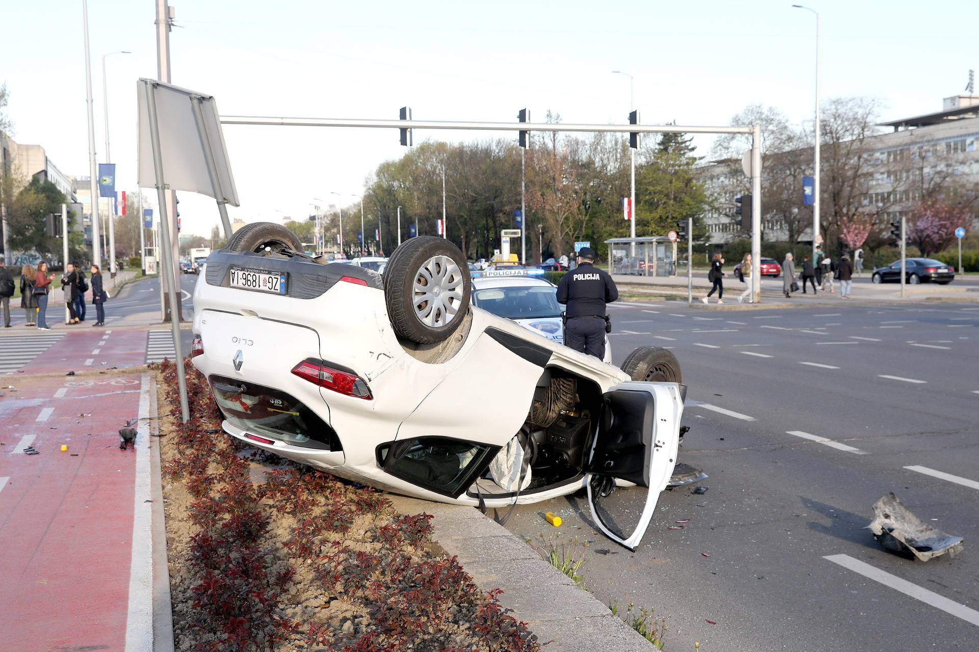 Zagreb: Jedan automobil završio na krovu u prometnoj nesreći u Vukovarskoj