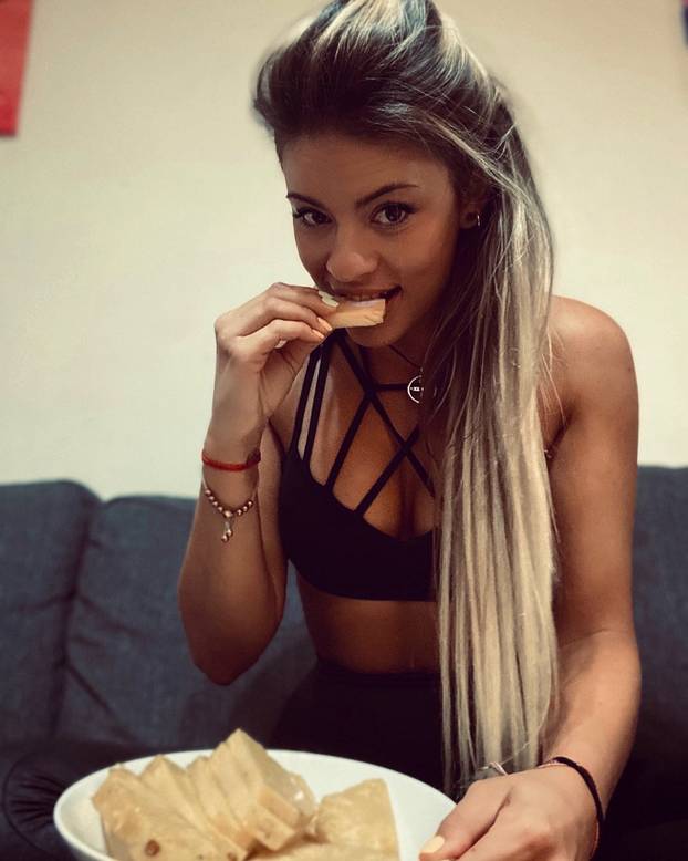 FOTO Paklena je za volanom, a tek kad skine gaćice i grudnjak