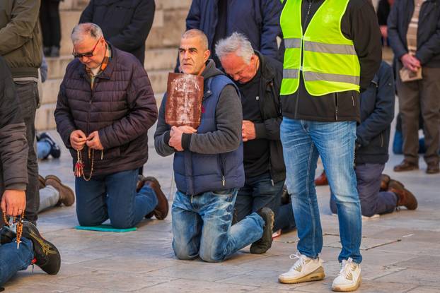 Split: Molitelji se okupili na Peristilu