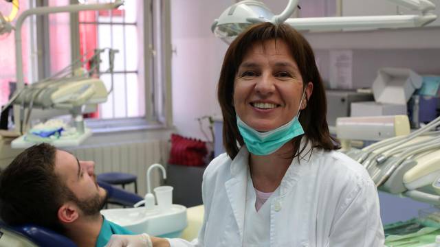 Zubarica za beskućnike svima besplatno vraća osmijeh na lica