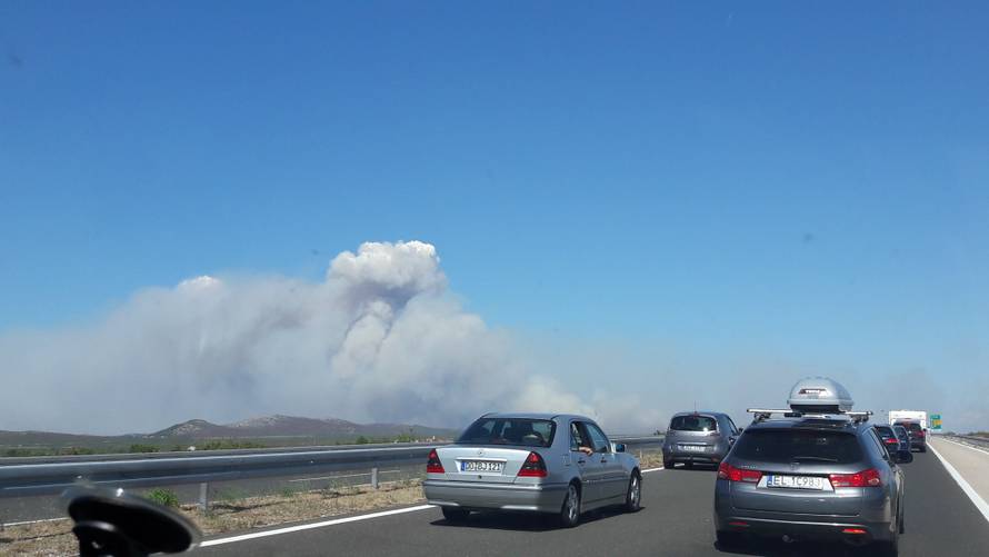 Evakuirali stanovnike sela kod Drniša: 'Ovo je velika nesreća'