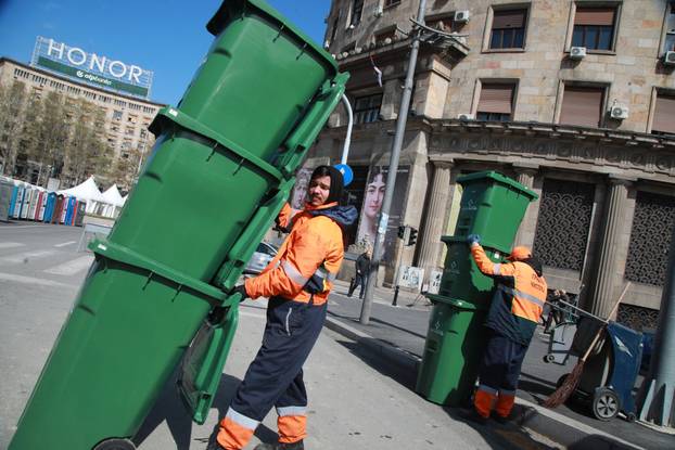Beograd: Pripreme za trodnevni skup Pokreta za narod i drzavu ispred Narodne skupštine 