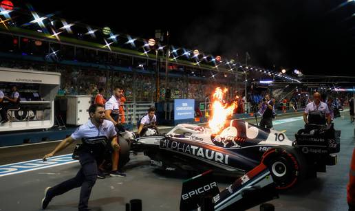 Drama u Singapuru: Planuo je bolid vozača F1! Iskočio je iz njega, mehaničari gasili požar