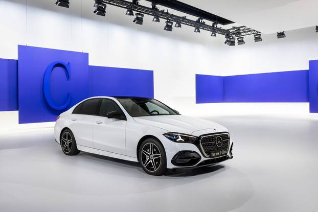 Vertraute Stärke auf einem neuen Niveau: Die neue Mercedes-Benz C Klasse bleibt sich treu – und wächst über sich hinausThe new Mercedes-Benz C-Class: Refined strength. Trusted continuity.