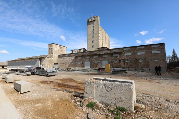 Gospi:ć Lokacija bivšeg industrijskog kompleksa PPK Velebit gdje se nalaze velike količine opasnog otpada