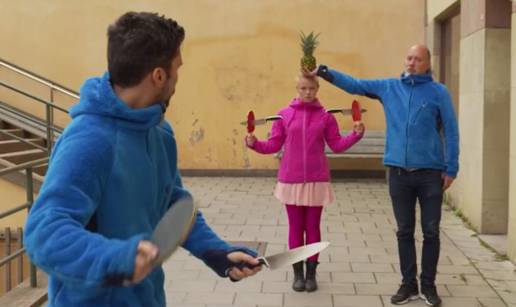 Ping pong reketima su lansirali noževe i pogađali mete na curi