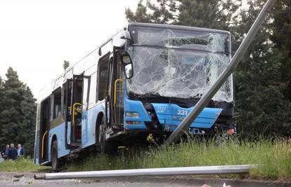 ZET-ov bus izbjegavao auto pa se zabio u stup, 38 ozlijeđenih