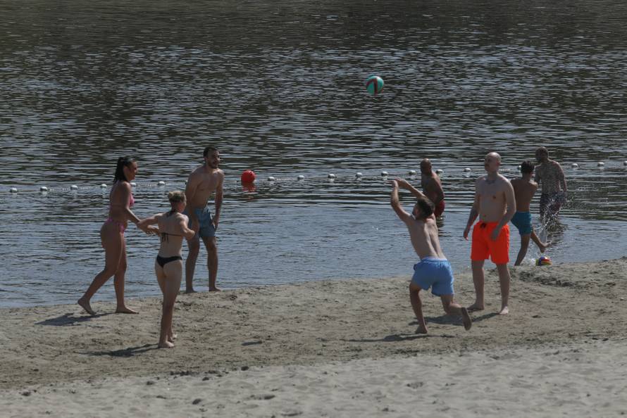 Osijek: Građani potražili osvježenje na Kopiki