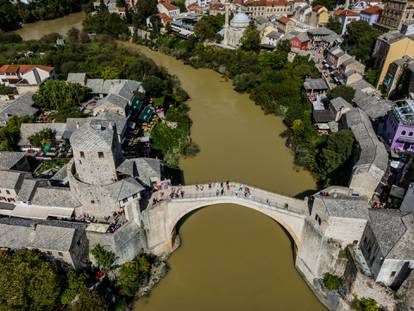 FOTO Evo kako izgleda Neretva: Smeđom rijekom pluta smeće