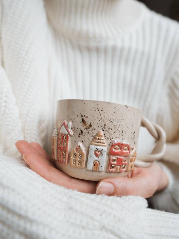 Naši umjetnici i dizajneri nude ukrase za Božić: Šalice se zlate, a vezeni vijenci su najtraženiji