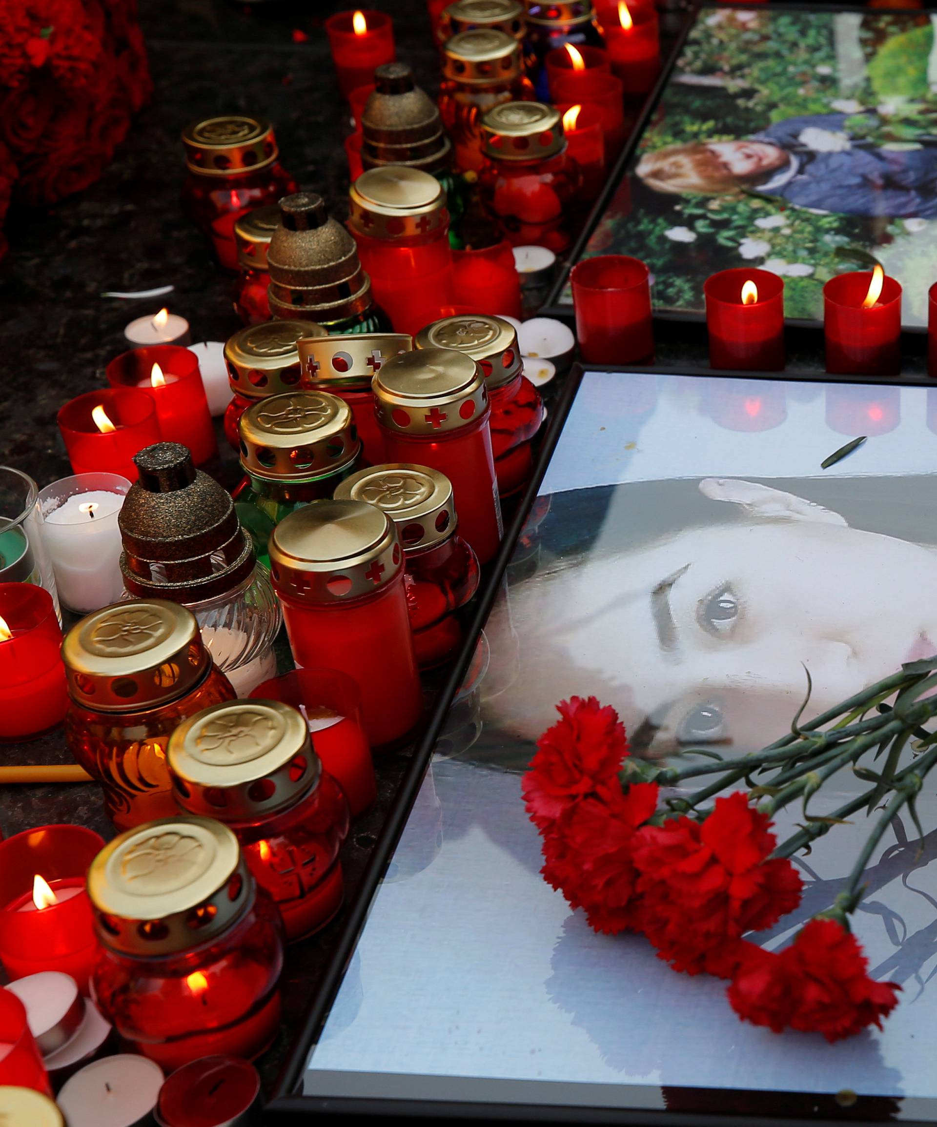 People lay flowers during a memorial to pay tribute to the victims of the St. Petersburg metro blast in central Moscow