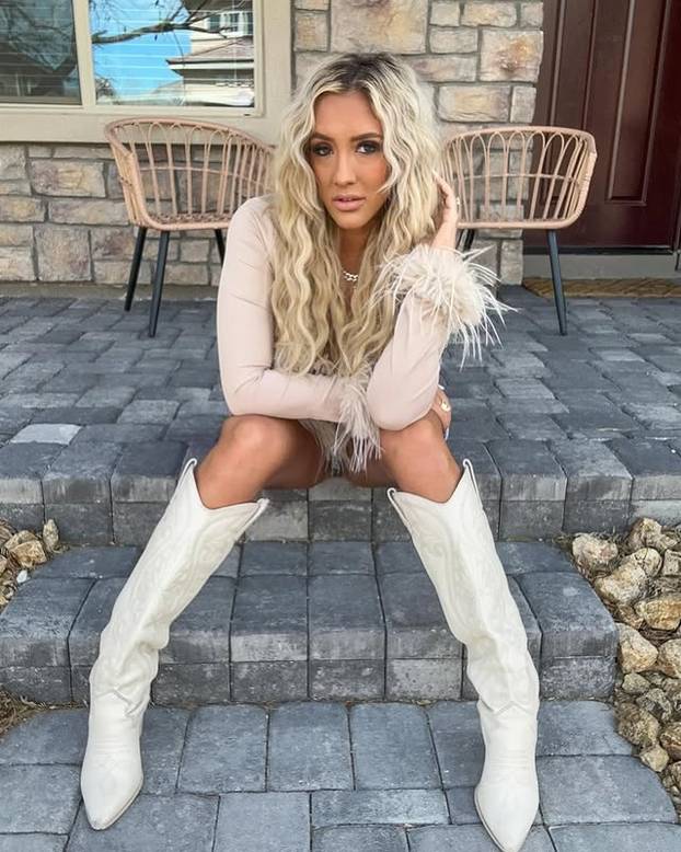 Zbog seksi slika koje objavljuje sina su joj izbacili iz hokejaške momčadi. Ali ona ne odustaje...