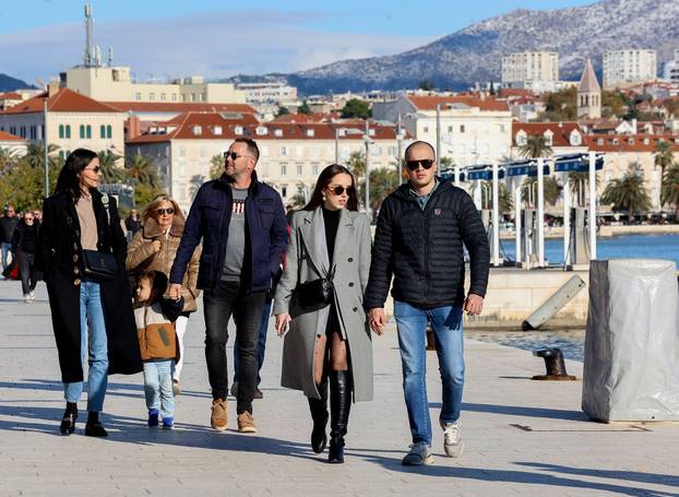 Zubato sunce u Splitu izmamilo je brojne šetače