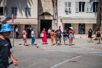 Danas i do 38°C! Turisti guštaju u Splitu. Ali uskoro stiže velika promjena i kraj toplinskog vala!