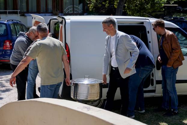 Zadar: Zadarski SDP tradicionalno obilježio Međunarodni praznik rada uz podjelu graha i pića te druženje i glazbu