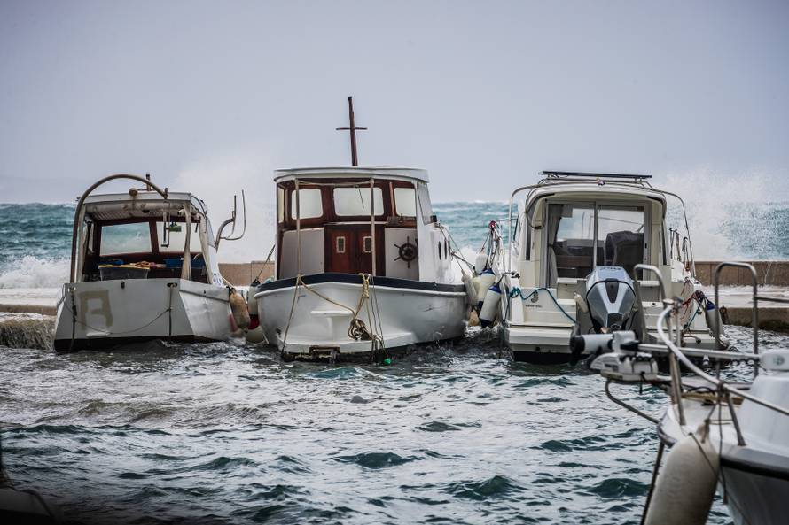 Split: Orkansko jugo potopilo rivu te stvaralo probleme u pomorskom prijevozu