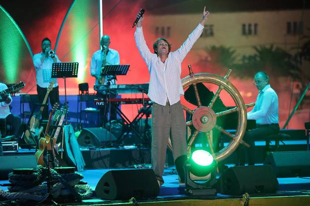 Vela Luka: Održan koncert "Trag u beskraju" posvećen Oliveru Dragojeviću