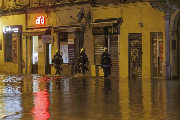 Riječka Fiumara nakon obilne kiše potpuno potopljena, automobili ostali zarobljeni u vodi