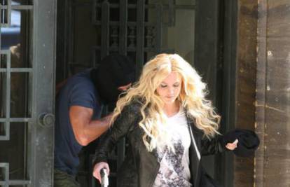 Britney u vrućim hlačicama i s pištoljem u ruci trčala gradom