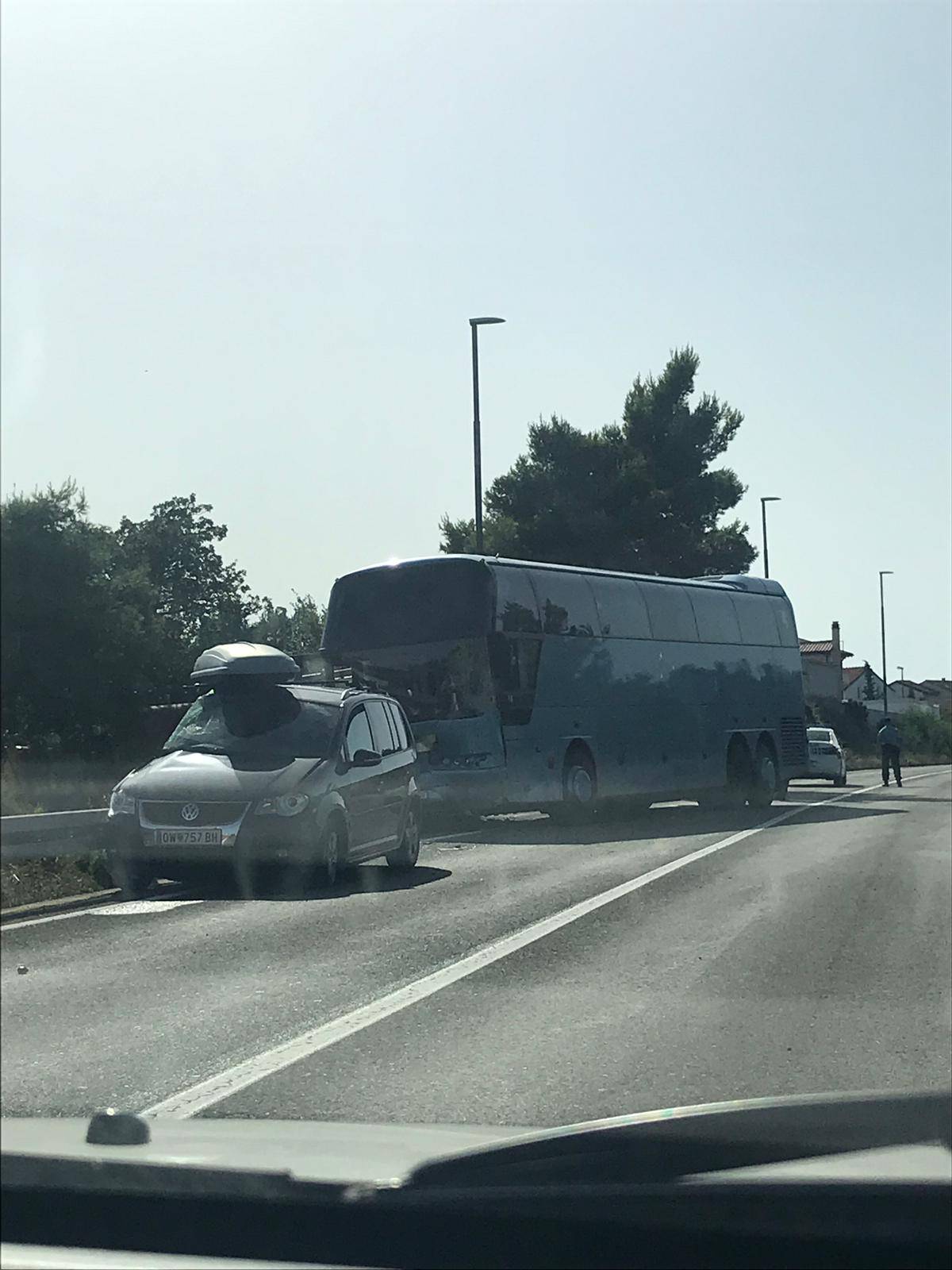 Sudarili se autobus i auto kod Pirovca, žena završila u bolnici