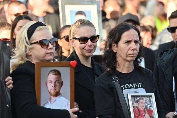 Skoplje. Prije početka suđenja za požar u diskoteci Pulse u Kočanima održan je prosvjed Marš anđela