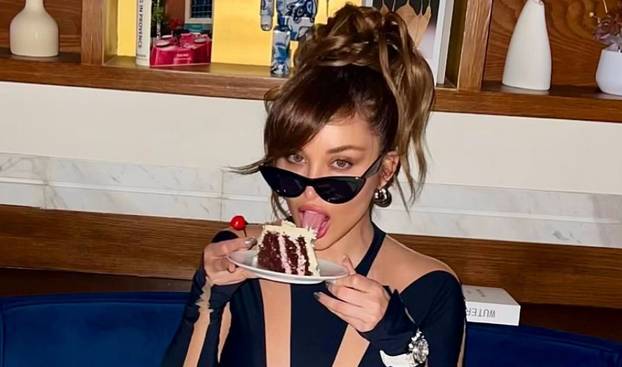 FOTO Prelijepa DJ-ica koja tvrdi da je bila liječnica obožava pokazivati tijelo u badiću