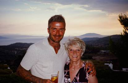 'Mamin sin': David Beckham ljetovao je s majkom u Grčkoj