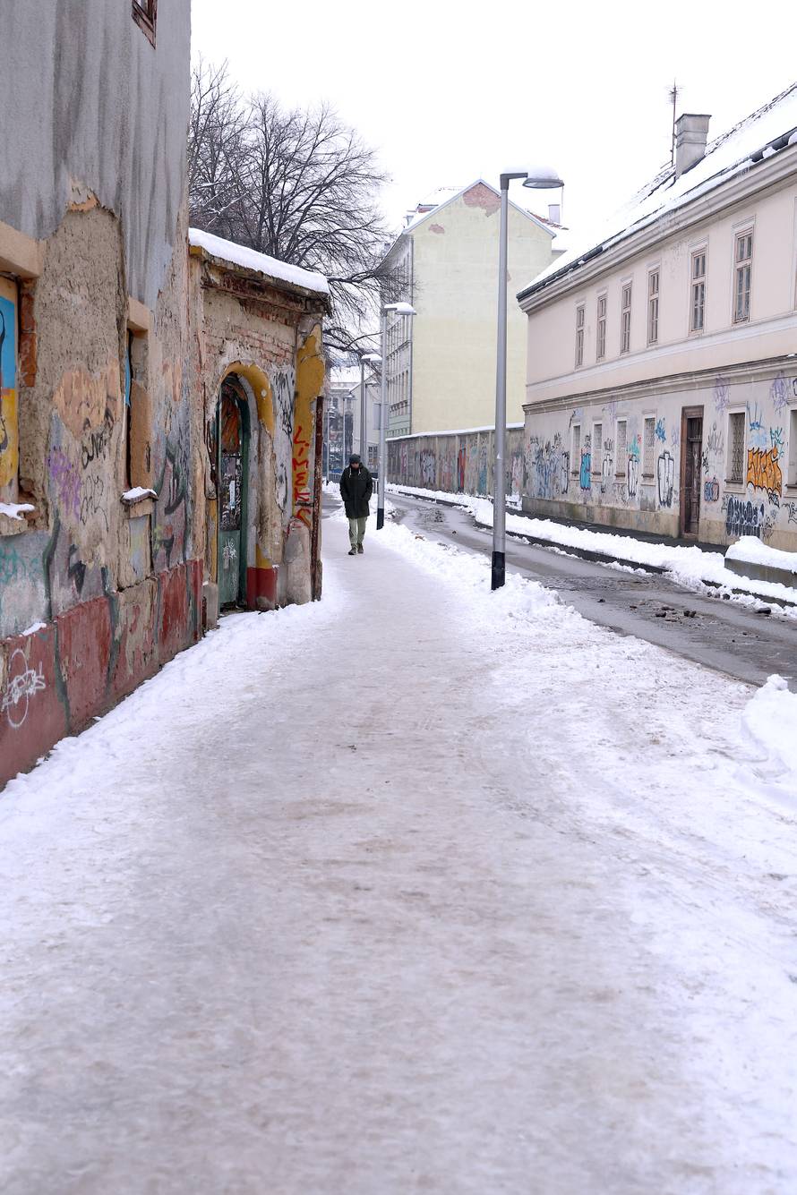Zagreb: Na dva mjesta u Frankopanskoj opasan led