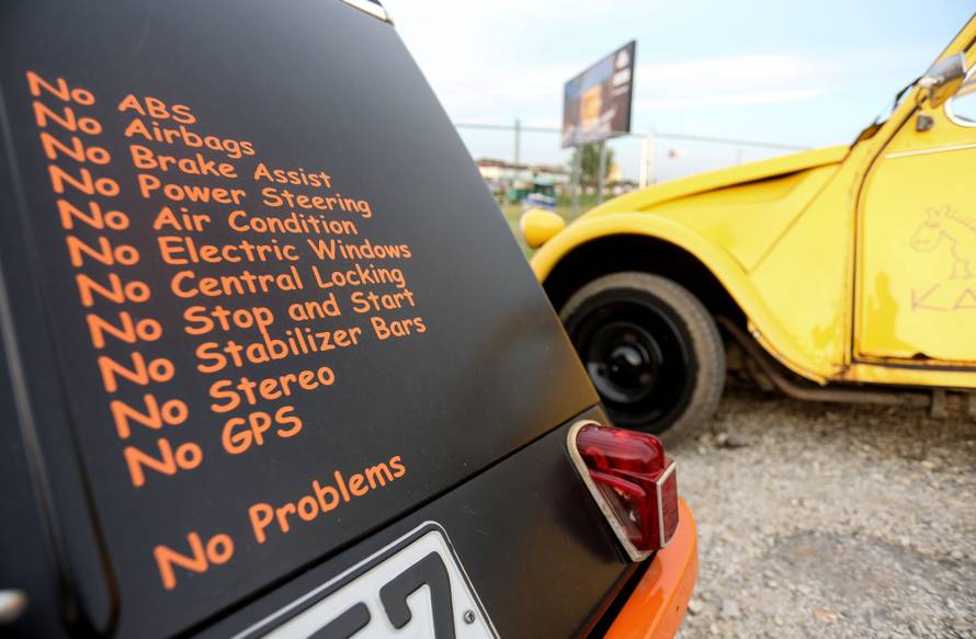 Spačeki okupirali Trg: Ma ovo je naš automobilski Woodstock