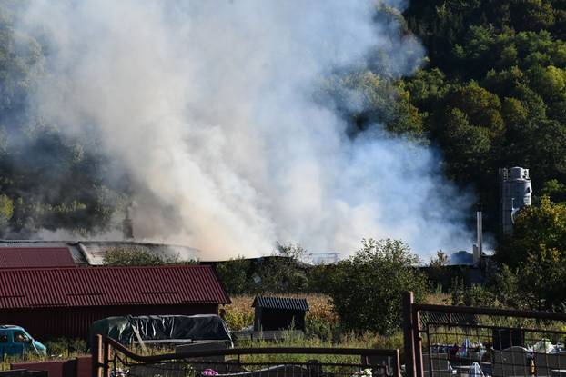 FOTO Buktinja 'progutala' halu tvornice Windor kod Pleternice