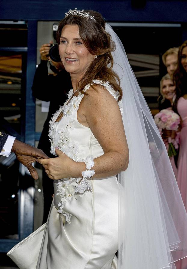 Bridal couple princess Märtha Louise and Mr. Durek Verrett greet the crowd